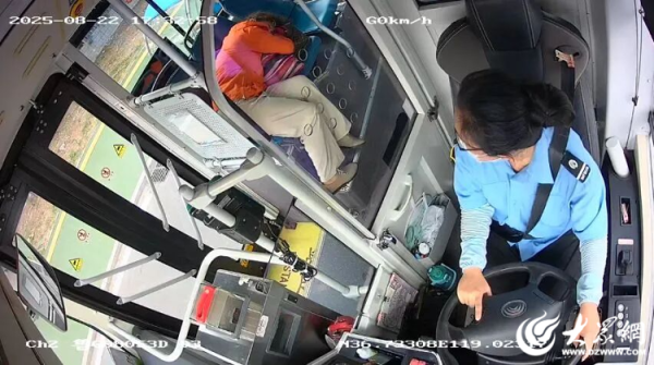 配资炒股配资门户 乘客乘车突感不适，潍坊公交驾驶员紧急救助显担当